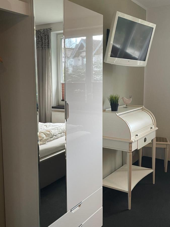Weinhaus An Der Bergstrasse Appartement Hamburg-Harburg Buitenkant foto